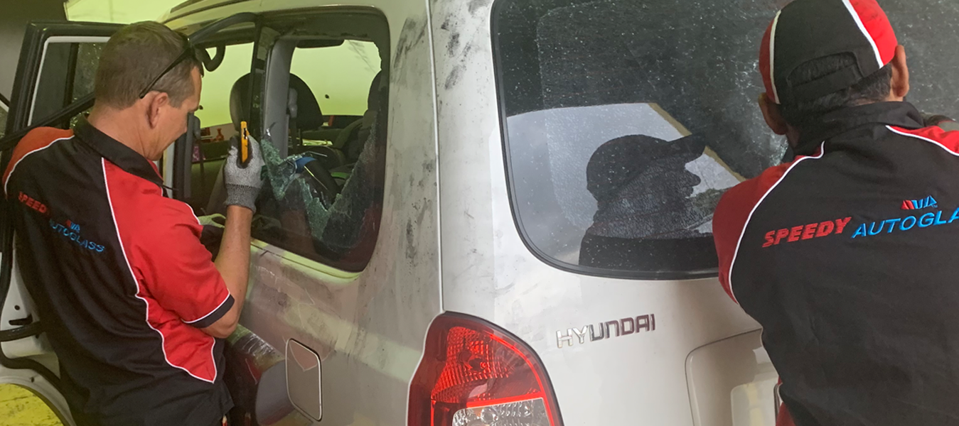 car window replacement speedy autoglass team replacing car windows